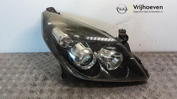 Używane Reflektor prawy Opel Vectra C GTS 2.2 DIG 16V Cena € 200,00 Procedura marży oferowane przez Autodemontage Vrijhoeven B.V.