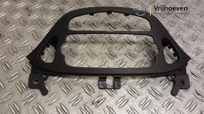 Gebrauchte Radioblende Opel Corsa E 1.2 16V Preis € 30,00 Margenregelung angeboten von Autodemontage Vrijhoeven B.V.