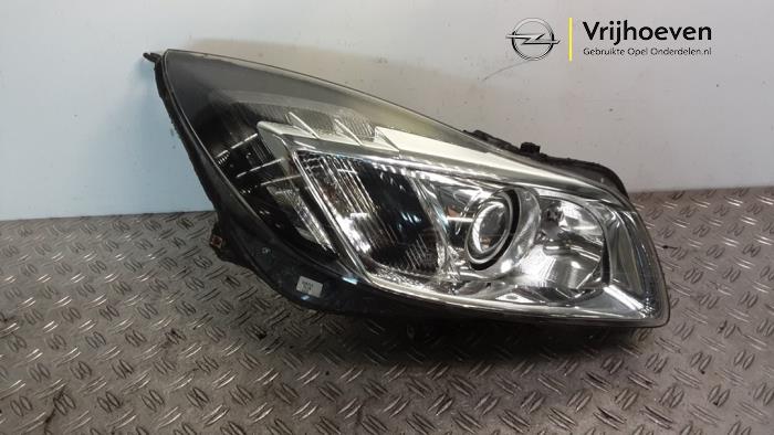 Używane Reflektor prawy Opel Insignia Sports Tourer 1.4 Turbo 16V Ecotec Cena € 1.000,00 Procedura marży oferowane przez Autodemontage Vrijhoeven B.V.