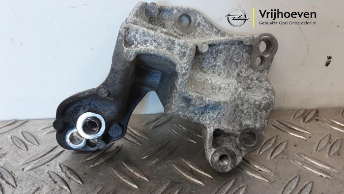 Usagé Support dynamo haut Opel Crossland (X) 1.2 12V Prix € 30,00 Règlement à la marge proposé par Autodemontage Vrijhoeven B.V.
