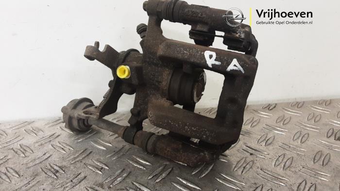 Gebrauchte Bremszange rechts hinten Opel Astra J Sports Tourer (PD8/PE8/PF8) 1.7 CDTi 16V Preis € 50,00 Margenregelung angeboten von Autodemontage Vrijhoeven B.V.