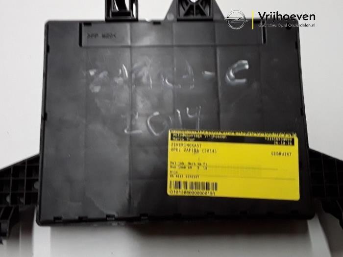 Fuse box Opel Zafira Tourer 1.4 Turbo 16V ecoFLEX 13368652 GM