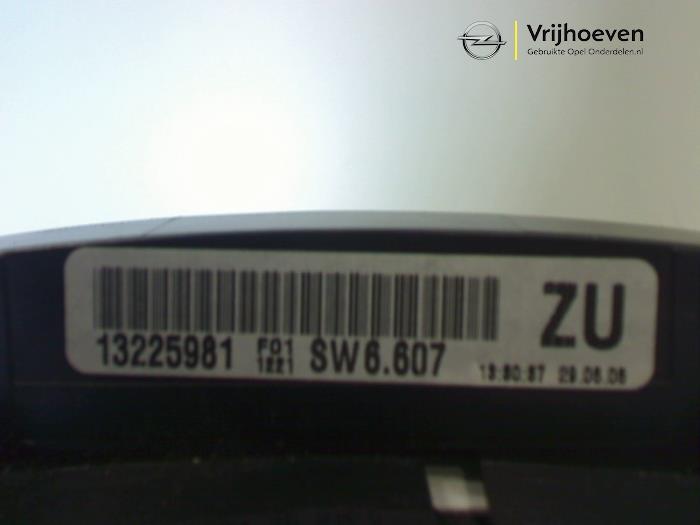 Uhr van een Opel Zafira (M75) 1.9 CDTI 2006