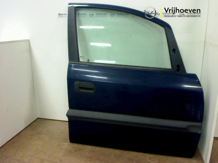 Front door 4-door, right from a Opel Zafira (F75) 1.6 16V 2002