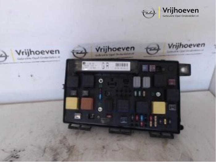 Fuse box from a Opel Astra H (L48) 1.7 CDTi 16V 2005