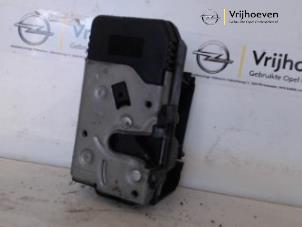 Używane Mechanizm blokady drzwi lewych przednich wersja 4-drzwiowa Opel Vivaro 2.0 CDTI Cena € 40,00 Procedura marży oferowane przez Autodemontage Vrijhoeven B.V.