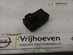 Używane Przelacznik elektrycznej szyby Opel Meriva 1.4 Turbo 16V ecoFLEX Cena € 10,00 Procedura marży oferowane przez Autodemontage Vrijhoeven B.V.