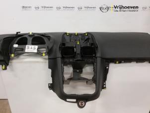 Usados Salpicadero Opel Corsa D 1.4 16V Twinport Precio € 100,00 Norma de margen ofrecido por Autodemontage Vrijhoeven B.V.