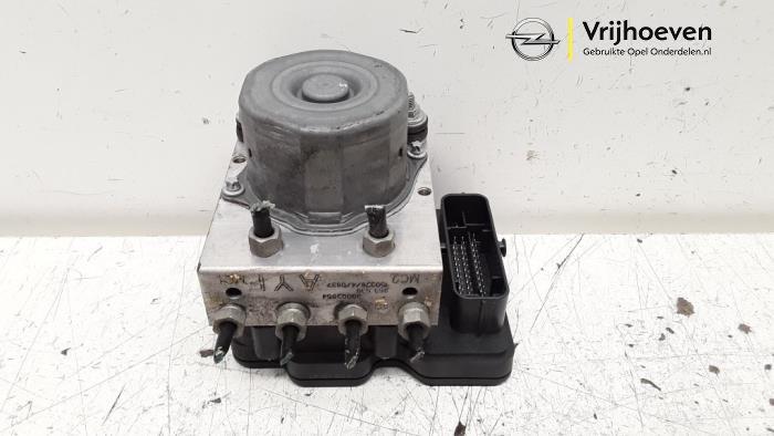 Używane Pompa ABS Opel Corsa E 1.4 16V Cena € 45,00 Procedura marży oferowane przez Autodemontage Vrijhoeven B.V.