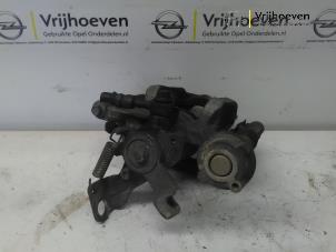 Używane Zacisk hamulcowy prawy tyl Opel Zafira Tourer (P12) 1.4 Turbo 16V Ecotec Cena € 30,00 Procedura marży oferowane przez Autodemontage Vrijhoeven B.V.