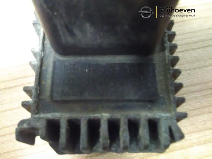 Glow plug relay Opel Astra H SW 1.7 CDTi 16V 55354141