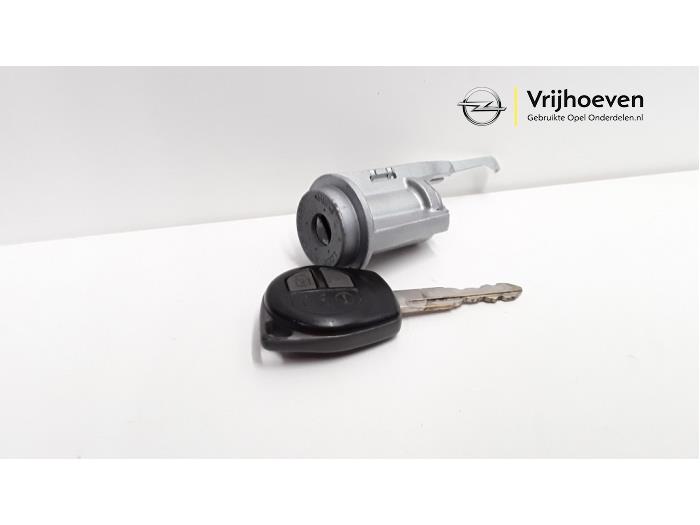 Używane Stacyjka + Kluczyk Opel Agila (B) 1.0 12V Cena € 30,00 Procedura marży oferowane przez Autodemontage Vrijhoeven B.V.