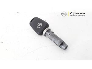 Gebrauchte Zündschloss + Schlüssel Opel Corsa D 1.2 16V Preis € 25,00 Margenregelung angeboten von Autodemontage Vrijhoeven B.V.