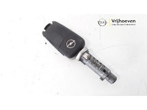 Usagé Serrure de contact + clé Opel Corsa D 1.0 Prix € 25,00 Règlement à la marge proposé par Autodemontage Vrijhoeven B.V.