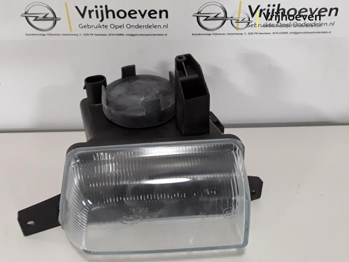 Fog light, front left from a Opel Astra 2005