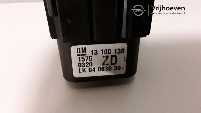 Light switch from a Opel Astra H SW (L35) 1.4 16V Twinport 2005