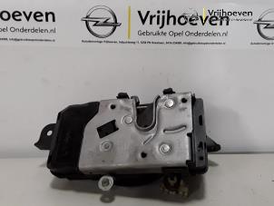 Gebrauchte Türschlossmechanik 4-türig links vorne Opel Zafira (M75) 1.6 16V Preis € 15,00 Margenregelung angeboten von Autodemontage Vrijhoeven B.V.