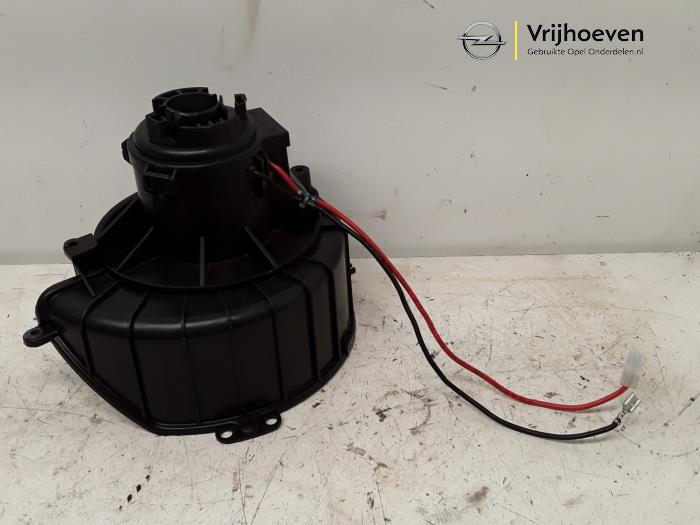 Heating and ventilation fan motor from a Opel Astra H (L48) 1.3 CDTI 16V Ecotec 2008