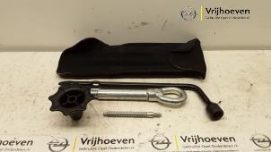 Usagé Kit d'outils Opel Astra J (PC6/PD6/PE6/PF6) 1.4 Turbo 16V Prix € 20,00 Règlement à la marge proposé par Autodemontage Vrijhoeven B.V.