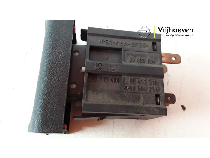 Panic lighting switch from a Opel Omega B (25/26/27) 2.0i GL 2004