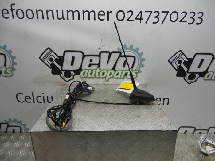 Antenna from a Renault Clio IV (5R) 1.5 Energy dCi 90 FAP 2016