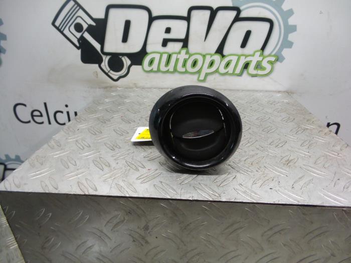 Dashboard vent from a Renault Clio IV (5R) 1.5 Energy dCi 90 FAP 2016