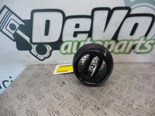 Used Dashboard vent Renault Clio IV (5R) 1.5 Energy dCi 90 FAP Price on request offered by DeVo Autoparts