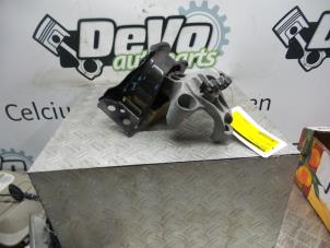 Used Engine mount Renault Clio IV (5R) 1.5 Energy dCi 90 FAP Price on request offered by DeVo Autoparts