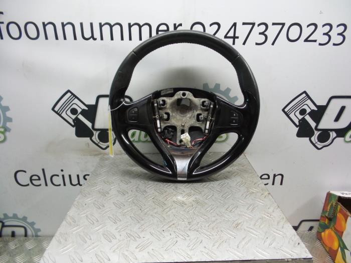 Steering wheel from a Renault Clio IV (5R) 1.5 Energy dCi 90 FAP 2016