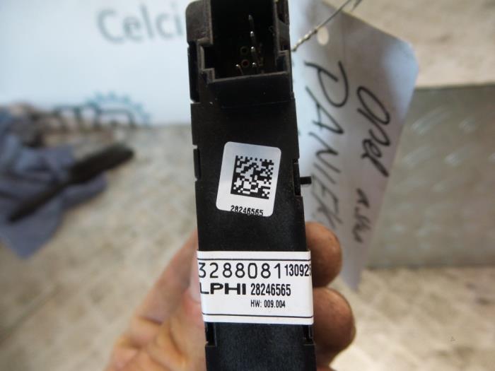 Interruptor de luz de pánico de un Opel Astra J (PC6/PD6/PE6/PF6) 1.6 16V 2012