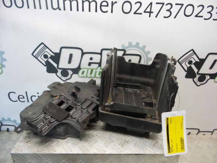 Begagnade Batterilåda Ford Fiesta 6 (JA8) 1.6 TDCi 16V 95 Pris på förfrågan erbjuds av DeVo Autoparts