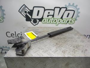 Used Set of gas struts for boot Renault Clio IV (5R) 0.9 Energy TCE 90 12V Price on request offered by DeVo Autoparts