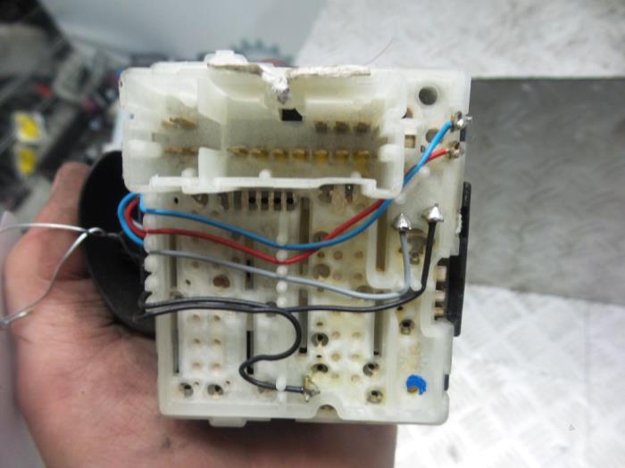Interruptor de limpiaparabrisas de un Renault Clio IV (5R) 0.9 Energy TCE 90 12V 2014