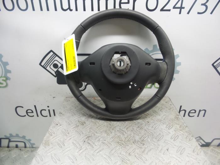 Volant d'un Renault Clio IV (5R) 0.9 Energy TCE 90 12V 2014