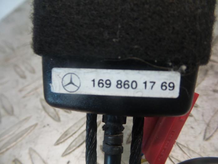 Lengüeta cinturón de seguridad derecha delante de un Mercedes-Benz B (W245,242) 1.7 B-170 16V 2005