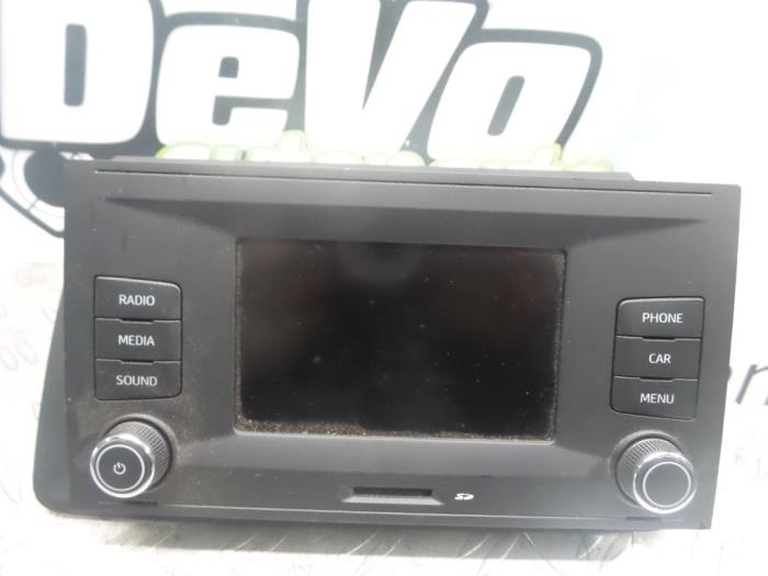 Radio CD Spieler van een Seat Ibiza IV (6J5) 1.0 EcoTSI 12V 2015