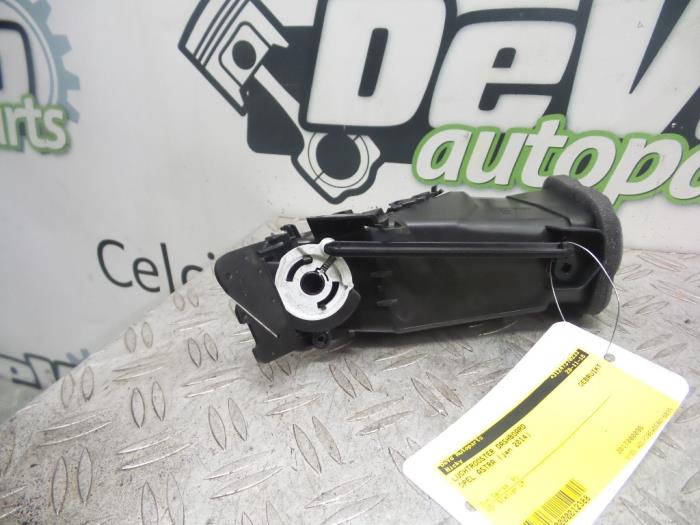 Grille aération tableau de bord d'un Opel Astra J Sports Tourer (PD8/PE8/PF8) 1.7 CDTi 16V 2014