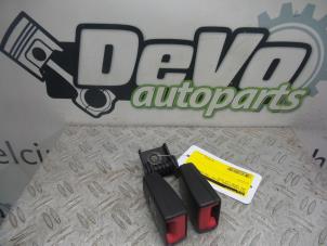 Używane Wtyk pasa bezpieczenstwa lewy tyl Opel Astra J Sports Tourer (PD8/PE8/PF8) 1.7 CDTi 16V Cena na żądanie oferowane przez DeVo Autoparts