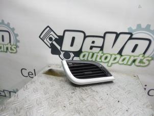 Używane Kratka wentylacyjna deski rozdzielczej Peugeot 207 SW (WE/WU) 1.6 16V Cena na żądanie oferowane przez DeVo Autoparts