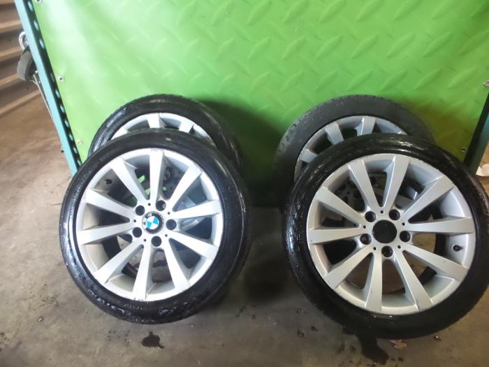 Set of wheels + tyres from a BMW 3 serie (E90) 320d 16V 2009