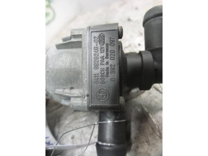 Water pump from a BMW 3 serie (E90) 320d 16V 2009