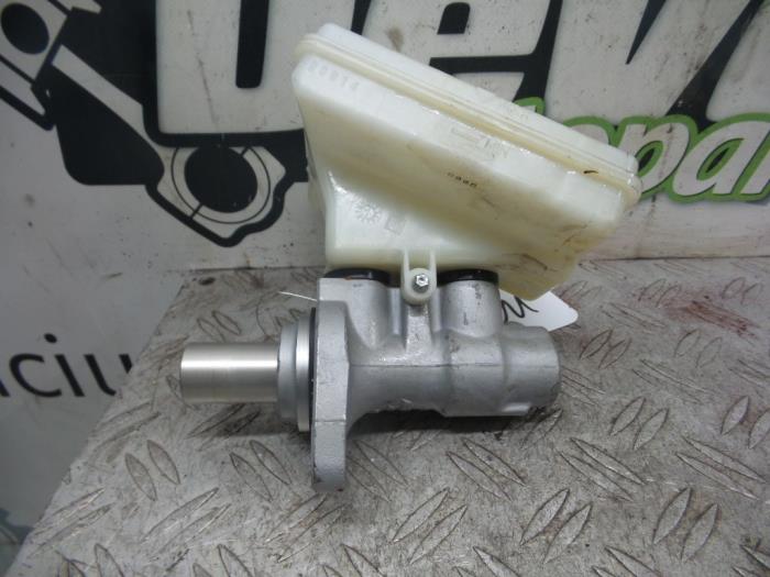 Master cylinder from a MINI Countryman (R60) 1.6 16V Cooper 2013
