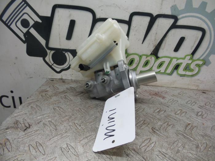 Master cylinder from a MINI Countryman (R60) 1.6 16V Cooper 2013