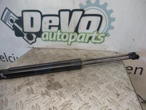 Used Set of gas struts for boot Audi Q5 (8RB) 2.0 TDI 16V Quattro Price on request offered by DeVo Autoparts