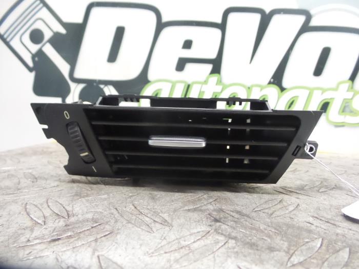Dashboard vent from a BMW 3 serie (E90) 316i 16V 2011