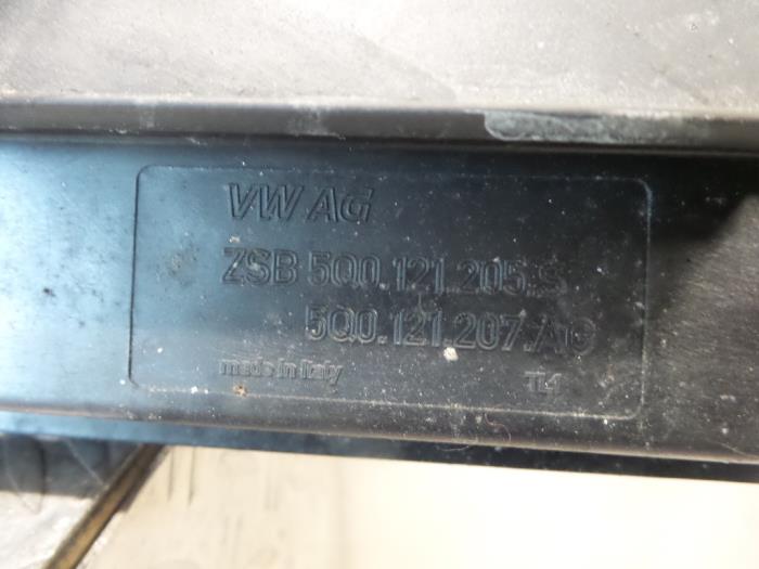 Caja de aleta de refrigeración de un Volkswagen Golf VII (AUA) 1.6 TDI 16V 2015