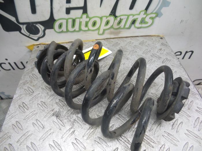 Rear coil spring from a Renault Captur (2R) 1.2 TCE 16V EDC 2015