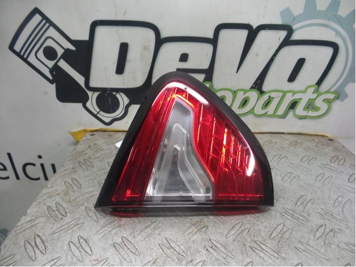 Tailgate reflector, left from a Renault Captur (2R) 1.2 TCE 16V EDC 2015