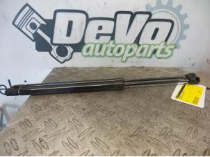 Used Set of gas struts for boot Renault Captur (2R) 0.9 Energy TCE 12V Price on request offered by DeVo Autoparts