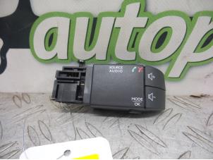 Używane Panel obslugi radia Renault Captur (2R) 0.9 Energy TCE 12V Cena na żądanie oferowane przez DeVo Autoparts